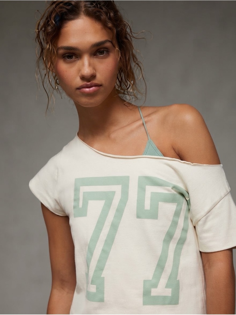 American Eagle Outfitters| Cream Off-Shoulder Waist Tee w/Mint '77 Graphic Sz XL